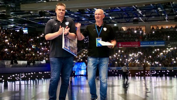 Jörg Zereike, dessen Geschäftsführermandat von Beiratssprecher Herbert Vogel (rechts) bis 2030 verlängert wurde, baut weiterhin auf den Zusammenhalt in und um die Phoenix-Contact-Arena. - © Fotomontage Jörg Hagemann
