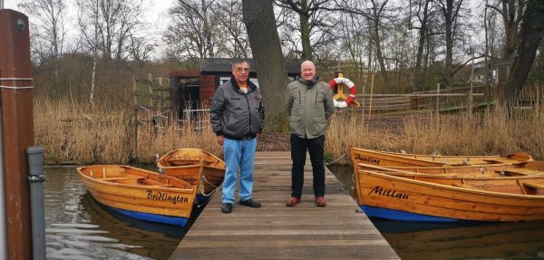 Jörg Ballenthin (links) vom Bootsverleih am Kurparksee und Kurdirektor Michael Feiler freuen sich auf die neue Rudersaison. - © Staatsbad Salzuflen