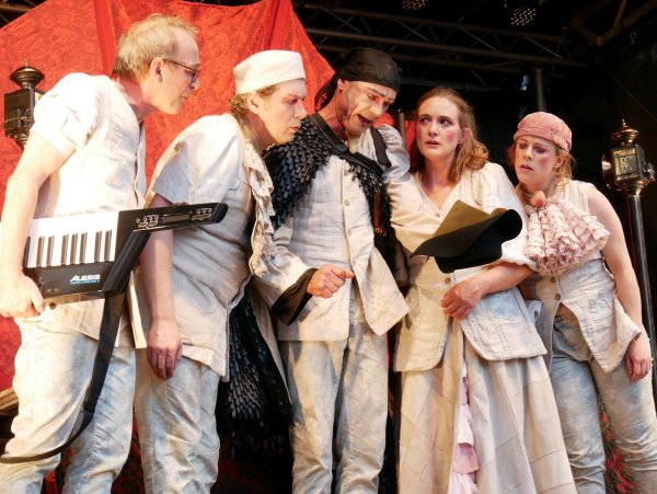 Spielverbot fürs Theater. Mit Bernd Kaftan, Oliver Schnelker, Michl Thorbecke, Christine Per und Christina Wiesemann (von links). - © Thomas Krügler