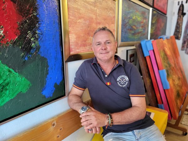 Antonio Ugia in seinem Atelier in der Echternstraße. Der Lemgoer engagiert sich sehr stark ehrenamtlich wobei ihm auch seine Kunst immer wieder hilft. - © Freya Köhring