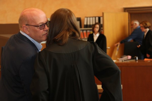 Rolf Herbrechtsmeier bespricht sich mit seiner Verteidigerin Franziska Janßen. - © Janet König