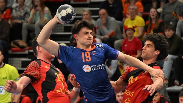 Thomas Houtepen erzielte im April gegen die Belgier Quinten Colman (links) und Jeroen De Beule (rechts) sein erstes Länderspieltor für die Niederlande. - © Mathias M. Lehmann