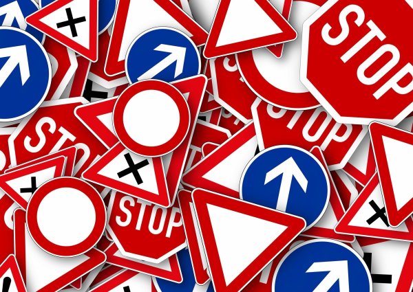 In Detmold gibt es viel zu viele Verkehrsschilder. "Tempo 0" wird das ab 2025 (hoffentlich nicht) ändern. - © Pixabay