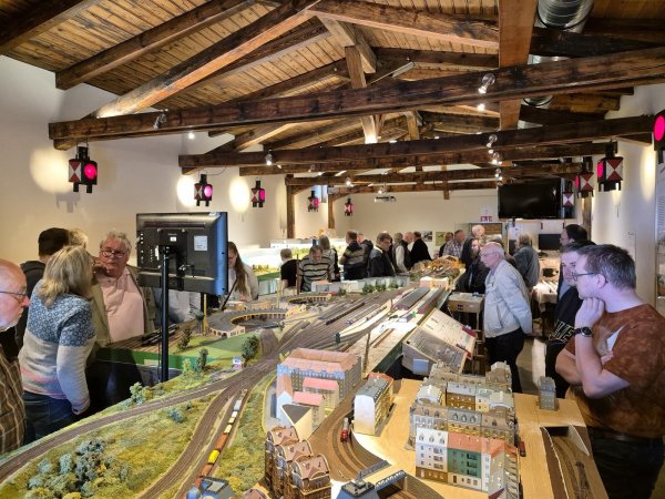 Zum Tag der offenen Tür der Eisenbahnfreunde Lippe kamen viele Besucher zum Vereinsheim - im ehemaligen Bahnhof Ehlenbruch. - © Oliver Wendtland(LZ)