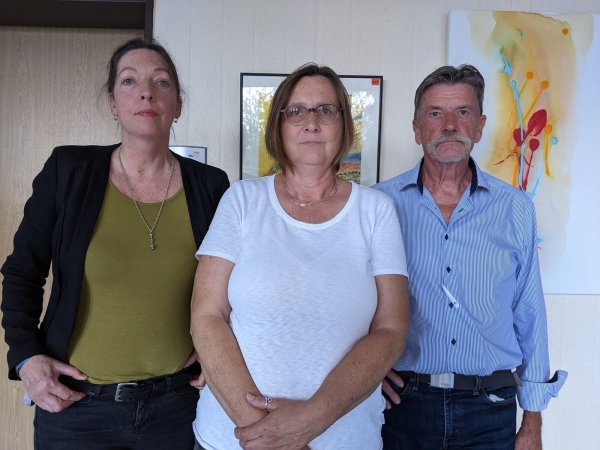 Birgit Lutzer (v.l.), Andrea Groß und Hartmut Lüker von der BUND-Kreisgruppe Gütersloh begründen, warum sie Strafanzeige gegen die Reitanlagen-Eigentümerin gestellt haben. - © Anja Hanneforth