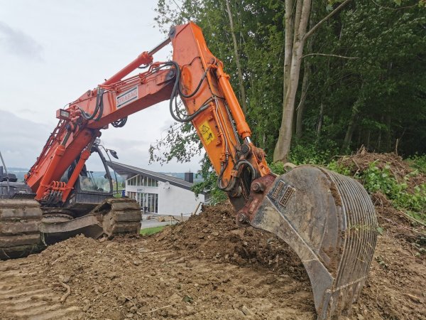 Der Bagger hat früher als beabsichtigt Fakten geschaffen: ein Walldurchbruch mit Baumrodung am Kunstrasenplatz hat die Grünen auf den Plan gerufen. - © Sylvia Frevert