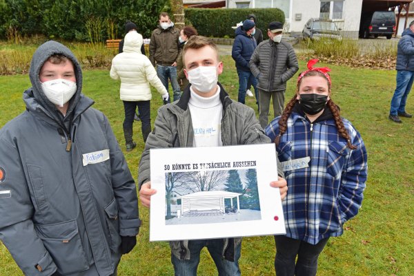 Fabian Sturhahn (von links), Keith Heil und Marleen Masnata setzen sich für eine Jugendhütte in Humfeld ein. Im Hintergrund diskutieren die Anwohner vom Hellweg über mögliche Ruhestörungen. - © Nicole Ellerbrake
