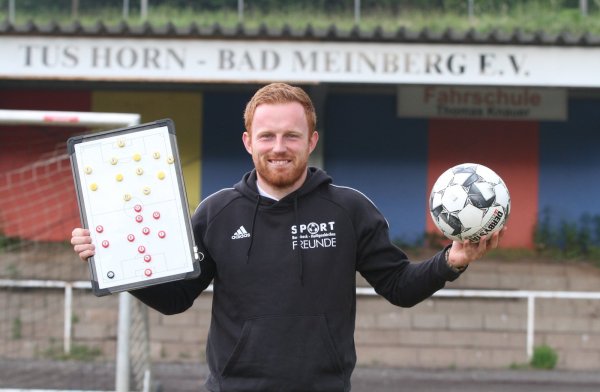 Maurice Grüttner mit BHK-Trainingsoberteil im Bad Meinberger Waldstadion. Seit einem Jahr gibt es die JSG Sportfreunde Horn-Bad Meinberg. - © Sebastian Lucas(LZ)