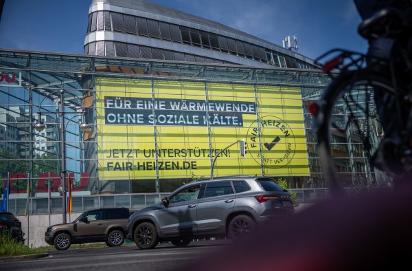 Das Plakatmotiv der neuen CDU-Kampagne "Für eine Wärmewende ohne soziale Kälte" ist groß an der Fassade der CDU-Parteizentrale, dem Konrad-Adenauer-Haus angebracht. - © Michael Kappeler