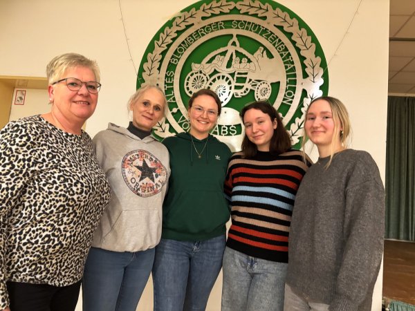 Doris Quoß, Sabine Gange, Sofia König, Alina Danger und Mandy Danger (von links) wären gern Teil eines Frauenrotts und warten für eine Gründung auf weitere interessierte Frauen. - © Nicole Ellerbrake