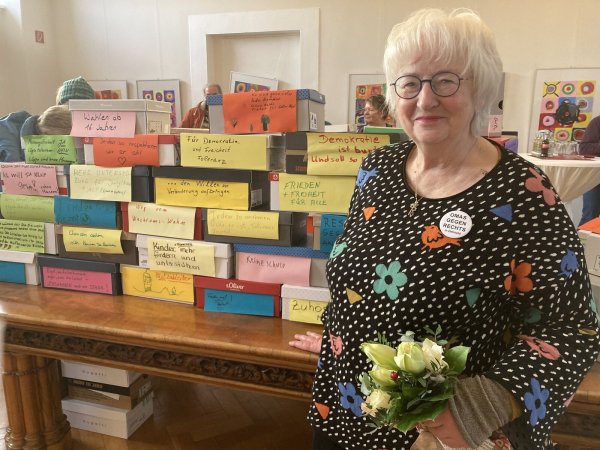 Brigitte van Ahee von den Omas gegen Rechts freut sich über die Ausstellung im Rathaus, an der sich viele Menschen beteiligt haben. - © Cordula Gröne