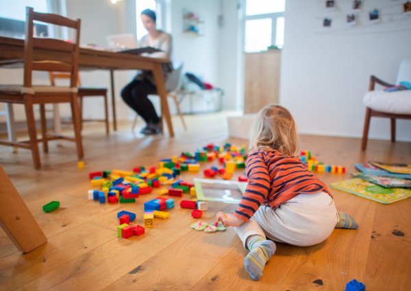 Mit Kind im Homeoffice: Immer häufiger fallen in OWL Kita-Tage für Kinder aus oder werden verkürzt. Das trifft vor allem Eltern, die nicht zuhause arbeiten können. - © picture alliance/dpa