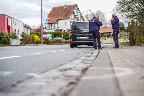 Zwei Polizeibeamte begutachten am Karfreitag erneut den Unfallort. Inzwischen hat die Staatsanwaltschaft Detmold Anklage erhoben. - © Freitag TV