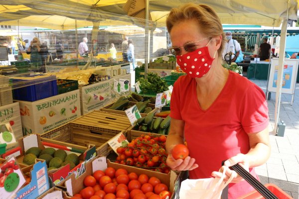 Eva-Maria Liebe geht auf dem Markt wie gewohnt einkaufen. Die Maske hält sie für äußerst notwendig, auch wenn es natürlich lästig sei, einen Mund-Nasen-Schutz zu tragen. - © Janet König