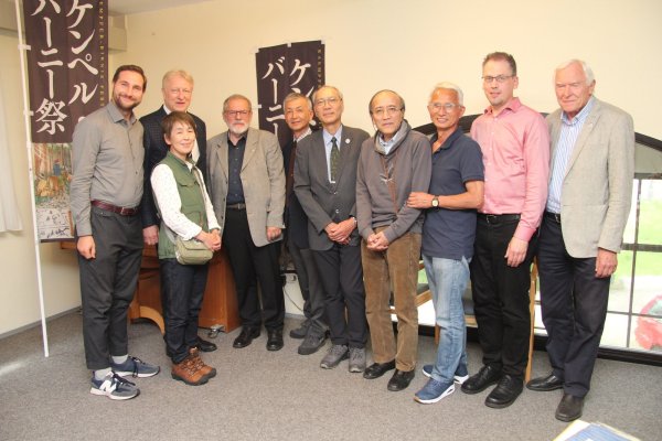 Freuen sich über das Symposium: (von links) Dr. Andreas Kuebart, Chris Brünger, Ishihara Mitsikawa, Prof. Dr. Peter A. Schmidt, Hajime Chokki, Teruo Katsuyama, Kiyokazu Kumai, Tetsu Kido, Gunnar Kieß und Dr. Gerhard Kuebart. - © Nadine Uphoff