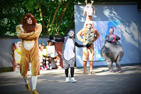 Löwe Alex (Jens Kanne), Zebra Marty (Svenja Blume), Giraffe Melman (Simon Kaiser) und Nilpferd Gloria (Jasna Plate) sind die Hauptdarsteller des Musical-Abenteuers „Madagascar". Publikumslieblinge sind aber alle knapp 65 Schauspieler. - © Nicole Ellerbrake