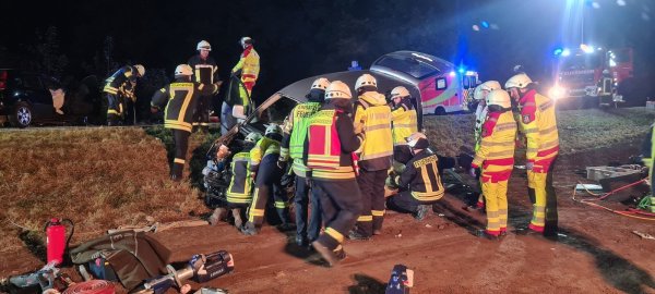 Der 18-Jährige starb noch an der Unfallstelle. - © Löschzug Bösingfeld