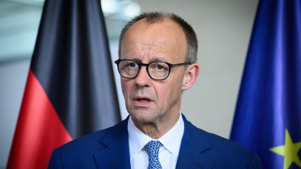 Neu-Kanzler Friedrich Merz glänzt bislang auf internationaler Bühne. Doch auch daheim warten noch enorme Herausforderungen. - © Bernd von Jutrczenka/dpa