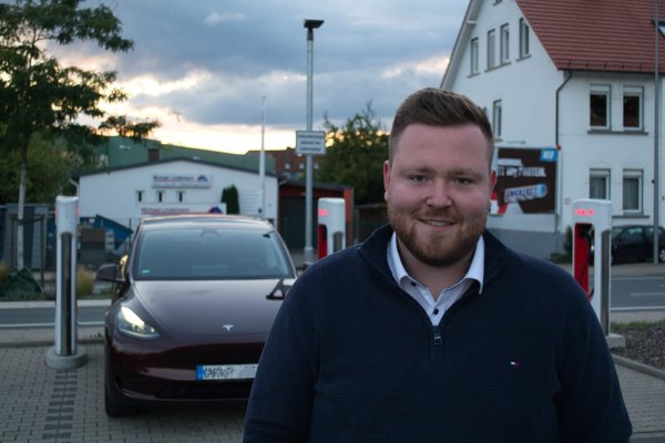 Fabio Hilker vor seinem Tesla Model Y. Er würde sich definitiv wieder für ein E-Auto entscheiden. - © Fotorechte: Fabio Hilker