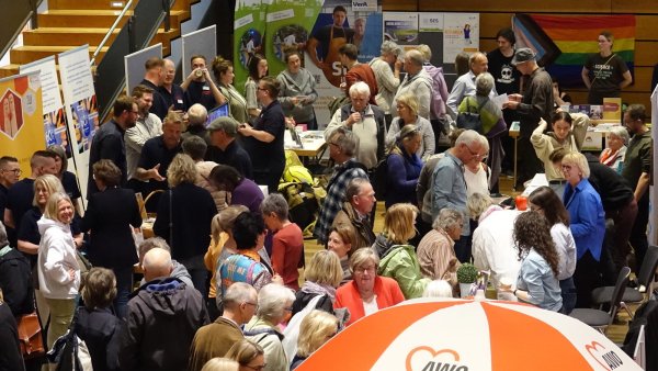 Die Ehrenamtsmesse "Marktplatz Ehrenamt" hat viele Besucher in die Stadthalle gelockt. - © Archivfoto: Axel Bürger