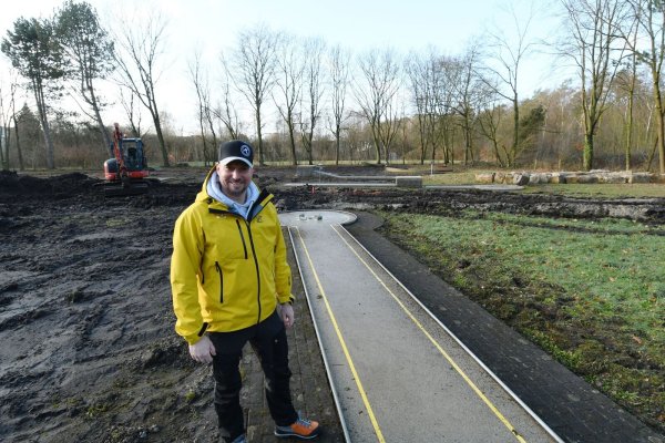 Noch wühlen sich die Bagger durch den Matsch: Doch schon in wenigen Wochen will Lutz Heinemann hier an den Fischteichen neben den bestehenden Minigolf-Bahnen zusätzlich eine neue Adventure-Golf-Anlage eröffnen. - © Lena Henning