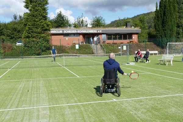 Ein Rollstuhlfahrer zeigt, wie gut man auch auf zwei Rädern Tennis spielen kann. - © TC Schieder-Schwalenberg