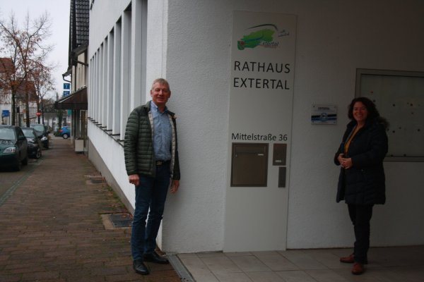 Extertals Bürgermeister Frank Meier und die CDU-Bundestagsabgeordnete Kerstin Vieregge freuen sich über die Gelder des Bundes für den Breitbandausbau. - © Büro Kerstin Vieregge