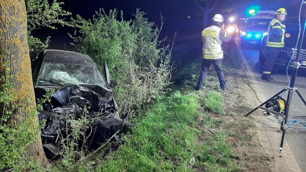 Mit großer Wucht prallte der VW Taigo auf der B241 bei Warburg gegen einen Baum. Zwei Kinder starben. - © Dieter Scholz