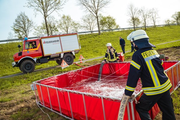 Kameraden der Feuerwehr-Einheiten aus Holzhausen, Retzen und der hauptamtlichen Wache waren bei der Übung am Radweg der Ostwestfalenstraße mit dabei und legten eine fast zwei Kilometer lange Schlauchleitung. - © FreitagTV