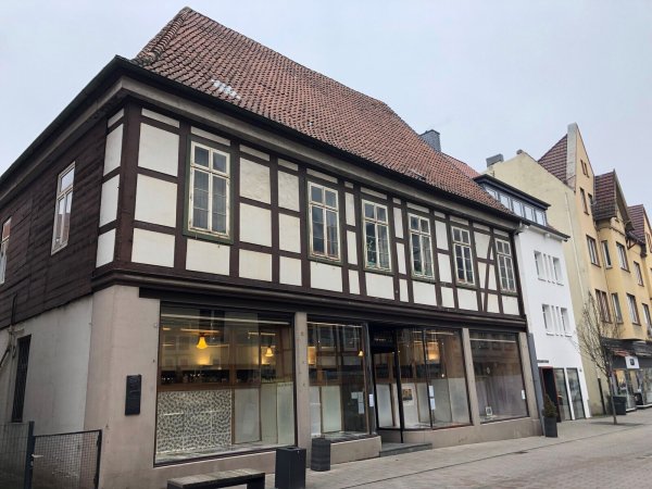 Das Gebäude wurde um 1702 errichtet. 1904 wurde es vom Buchhändler und -binder Friedrich Emil Maschke gekauft. - © Sven Kienscherf