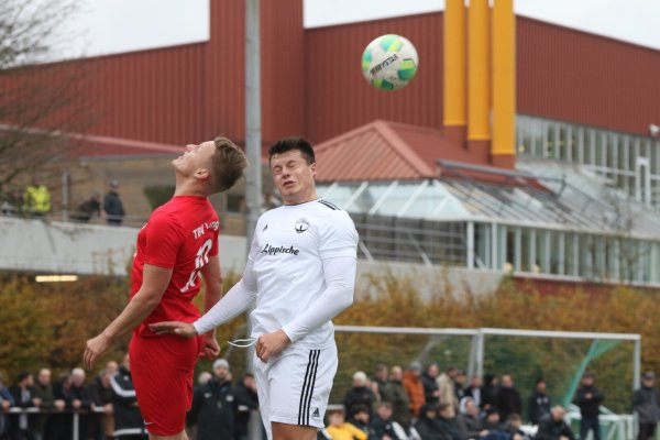 Wer hat die Lufhoheit im lippischen Bezirksliga-Fußball? Im Moment hat sie der Post-TSV Detmold, hier mit Lennard Schröder (rechts) im Kopfballduell mit Lemgos Thomas Specht. - © Oliver König