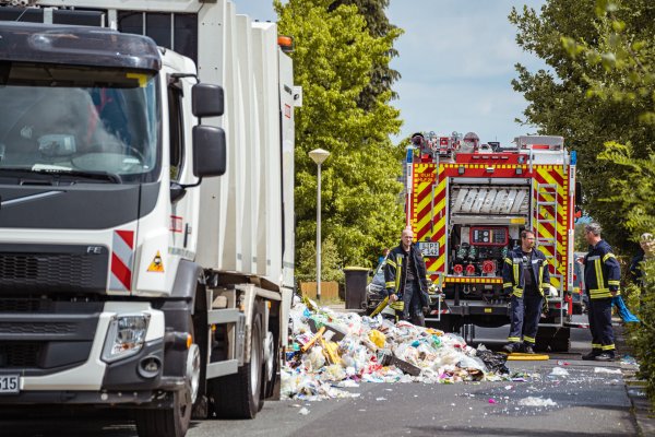Die Feuerwehr musste in Oerlinghausen ein brenndes Müllauto löschen. - © FreitagTV