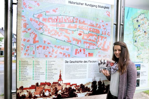Startpunkt für die Führungen mit Julia Stein (Foto) und Hans Böhm ist die Infotafel am Bösingfelder Kreisel neben der Wanderlinde. - © Marketing Extertal