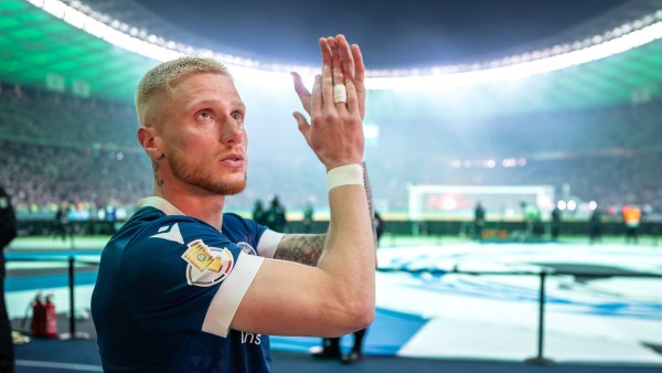 Nach der Niederlage im DFB-Pokalfinale am 24. Mai gegen den VfB Stuttgart applaudiert Louis Oppie den Arminia-Anhängern. - © Teresa Kroeger/RHR-FOTO