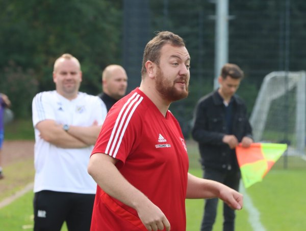 Kariem Moussa ist seit Saisonbeginn Trainer des RSV Barntrup, im Hintergrund steht Markus Rüschenpöhler von der SG Hiddesen-H'dorf. - © Sebastian Lucas