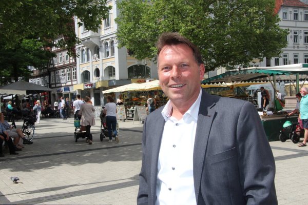 Bürgermeister Frank Hilker ist gerne in der Detmolder Innenstadt unterwegs. - © Jana Beckmann