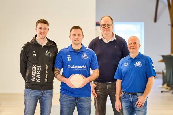 Fabian Arning (Zweiter von links) wird der neue Trainer bei HB Bad Salzuflen. Mit im Bild sind (von links) Teammanager Moritz Sibma sowie Andreas Stolle und Jens Weißenbach aus dem HBS-Vorstand. - © Matthias Wieking
