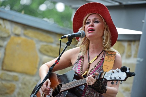 Sofia Talvik vereint auch bei ihrem Auftritt in Lemgo in ihren Liedern nordische Melancholie und moderne Folkmusik im amerikanischen Stil. - © Nicole Ellerbrake