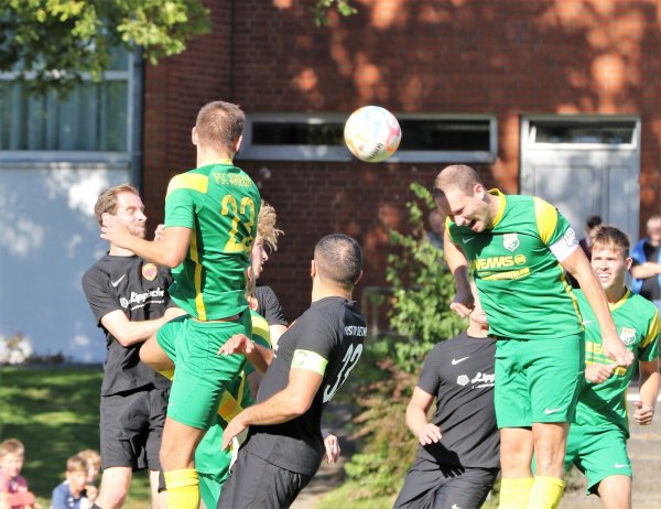 Der nächste Eckball segelt in den Detmolder Strafraum, und der Rhedaer Kapitän Niklas von Mutius verwertet diesen mit dem dem Kopf zum 1:0. - © Oliver König