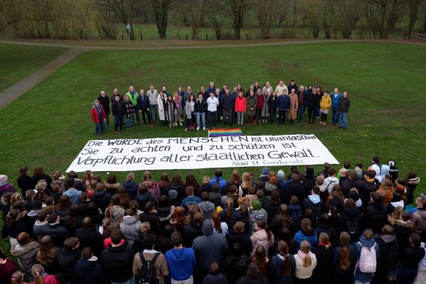 Auch Vertreterinnen und Vertreter aus Politik und Verwaltung sind bei der Plakataktion dabei. - © Lorraine Brinkmann
