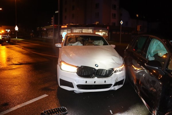 Weil er ein Rotlicht missachtet hatte, stieß der Lagenser BMW-Fahrer auf einer Kreuzung in Herford mit dem VW einer Mellerin zusammen. - © Polizei Herford