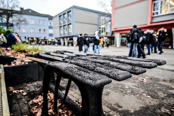 Gewalt, Antisemitismus, Rechtsruck: Schule ist ein Spiegel der Gesellschaft. Allein wird sie die Probleme aber nicht lösen können, meint unsere Autorin und fordert, Elternhäuser mehr in die Pflicht zu nehmen. - © IMAGO/Funke Foto Services