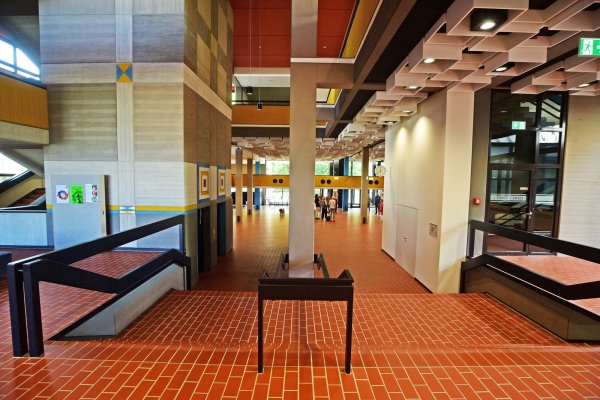 Die Farbgebung im Foyer der Technischen Hochschule in Lemgo ist noch original. - © Nicole Ellerbrake