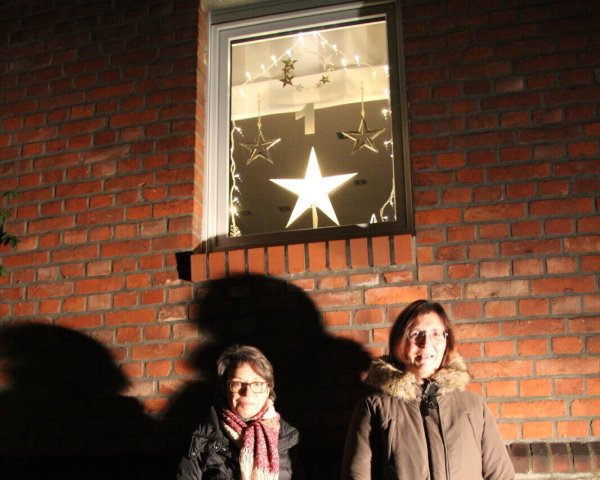 Birgit Ridder (links) und Sabine Föste präsentieren den ersten Brakelsieker Häuser-Advent, der am 1. Dezember Am Bohlen startete. - © Silke Buhrmester