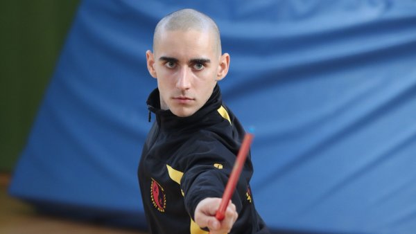 Jean Michel Merten (19) wuchs in der Sporthalle auf. Seit seinem zweiten Lebensjahr betreibt er Wushu. - © Sebastian Lucas