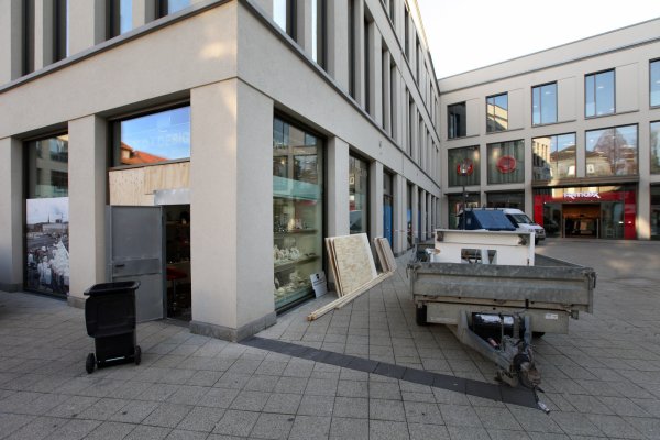 Bei dem Blitzeinbruch in das Juwelier-Geschäft im Ex-Hertie-Gebäude ging auch eine Vitrine, die neben der Eingangstür stand, zu Bruch. Das Bild ist vom 27. Januar 2017.   - © Archivfoto: Bernhard Preuss