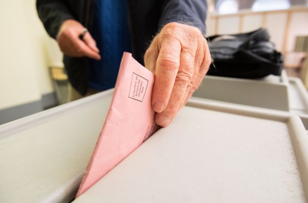 In vielen Kommunen sind seit kurzem die Briefwahlstellen geöffnet, in denen Wahlberechtigte ihre Briefwahlunterlagen für die Bundestagswahl und Kommunalwahlen abholen können. Die Stimmzettel können auch vor Ort direkt angekreuzt und die Urnen eingeworfen werden. - © Julian Stratenschulte/dpa