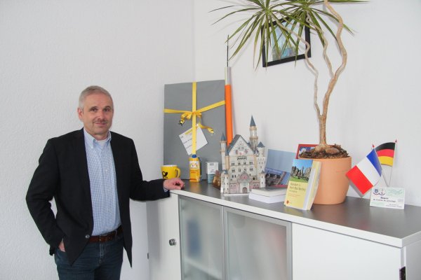 Heinz-Dieter Krüger hat ein paar Geschenke und Erinnerungsstücke auf einem Büroschrank drapiert. Allzu viel Zeit hatte er noch nicht, sein Büro persönlich einzurichten - der neue Bürgermeister muss sich um viele Baustellen gleichzeitig kümmern. - © Dieter Asbrock