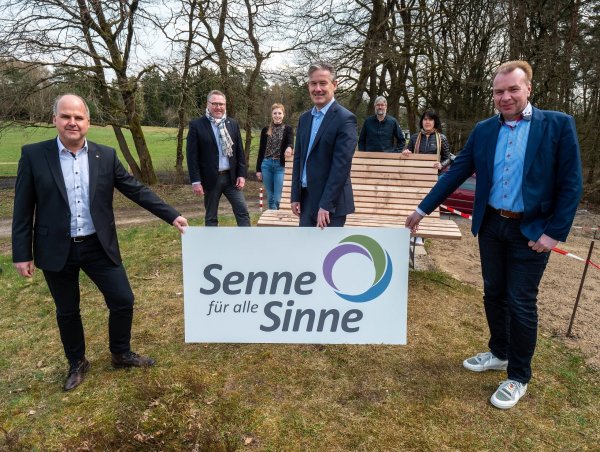 Die Bürgermeister (vorne von links) Thomas Püster, Michael Berens, Ulrich Lange mit (hinten von links) Thomas Westhof, Helena Kottwoski (Hövelhof), Peter Rüther (Biostation Kreis Paderborn-Senne), Asli Noyan (Bad Lippspringe). - © Marketing Bad Lippspringe