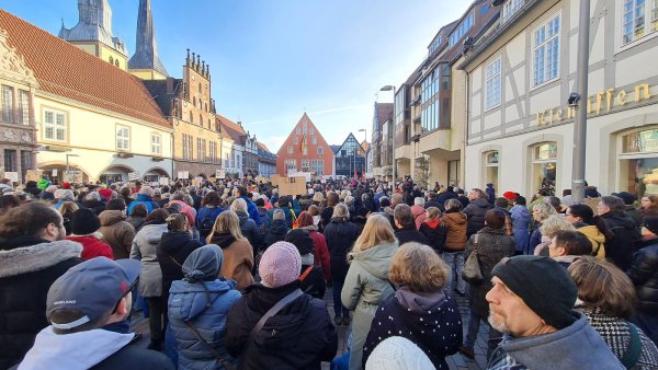 LZ-Bericht über die Demonstration von "Lemgo hält zusammen" mit 2000 Menschen auf dem Marktplatz der alten Hansestaft: Kaum waren diese Bilder in den sozialen Medien zu sehen, behauptete ein Nutzer, die Demonstranten seien alle gekauft gewesen - mit 60 Euro pro Person. Nach einer Nachfrage des Hosts Michael Pitt zieht er den Post zurück, Facebook, "Mein Lemgo", 27.1.2023 - © Marianne Schwarzer